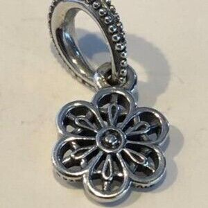 PANDORA FLORAL DAISY LACE CHARM